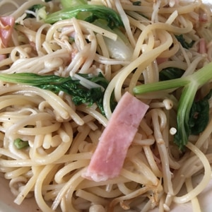 「えのき・ベーコン・セロリの葉」のパスタ